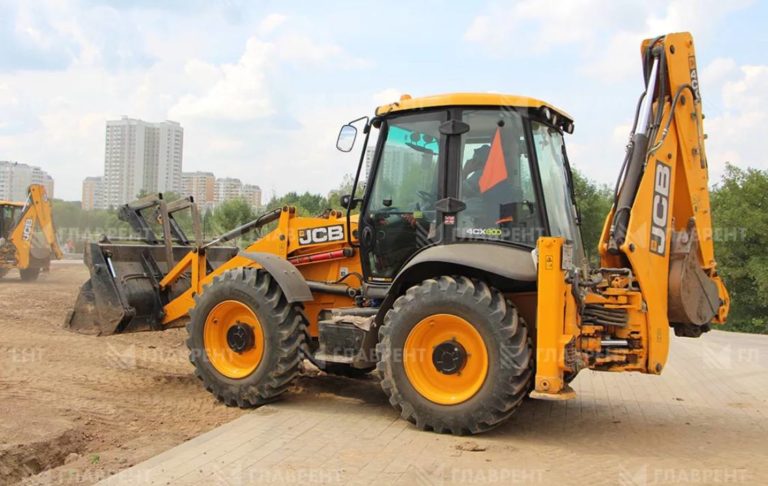 Равноколесный экскаватор-погрузчик JCB 4CX.